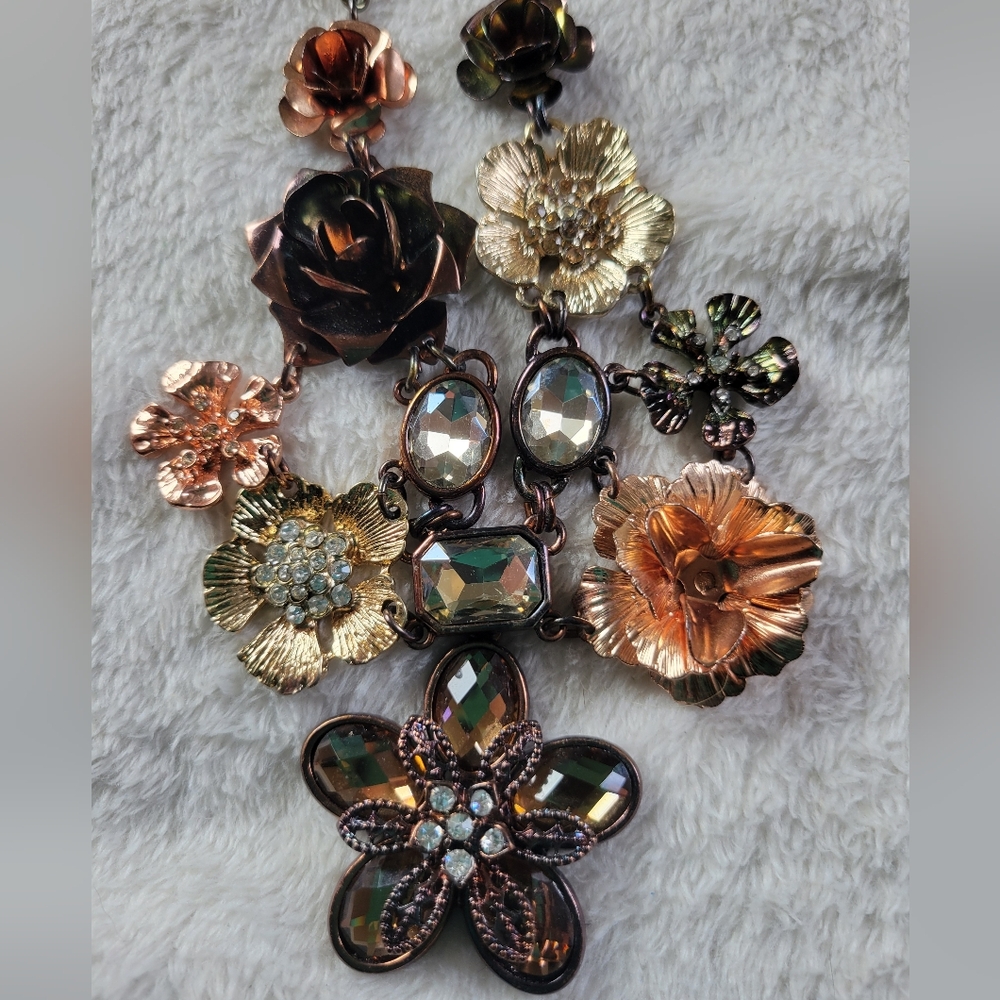 Stunning Antiqued Bronze/Gold Tone Floral Rhinestone Statement Necklace - Picture 7 of 11